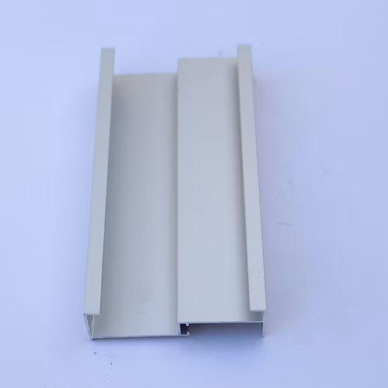 Die Produktionsanlage produziert Aluminiumprofile für Aluminiumtüren und -fenster